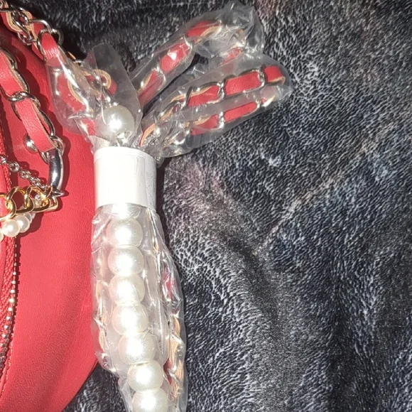 NEW🔥Badgley Mischka Mini Red and Gold Quilted Bag with Elegant Chains🔥 - Picture 8 of 9